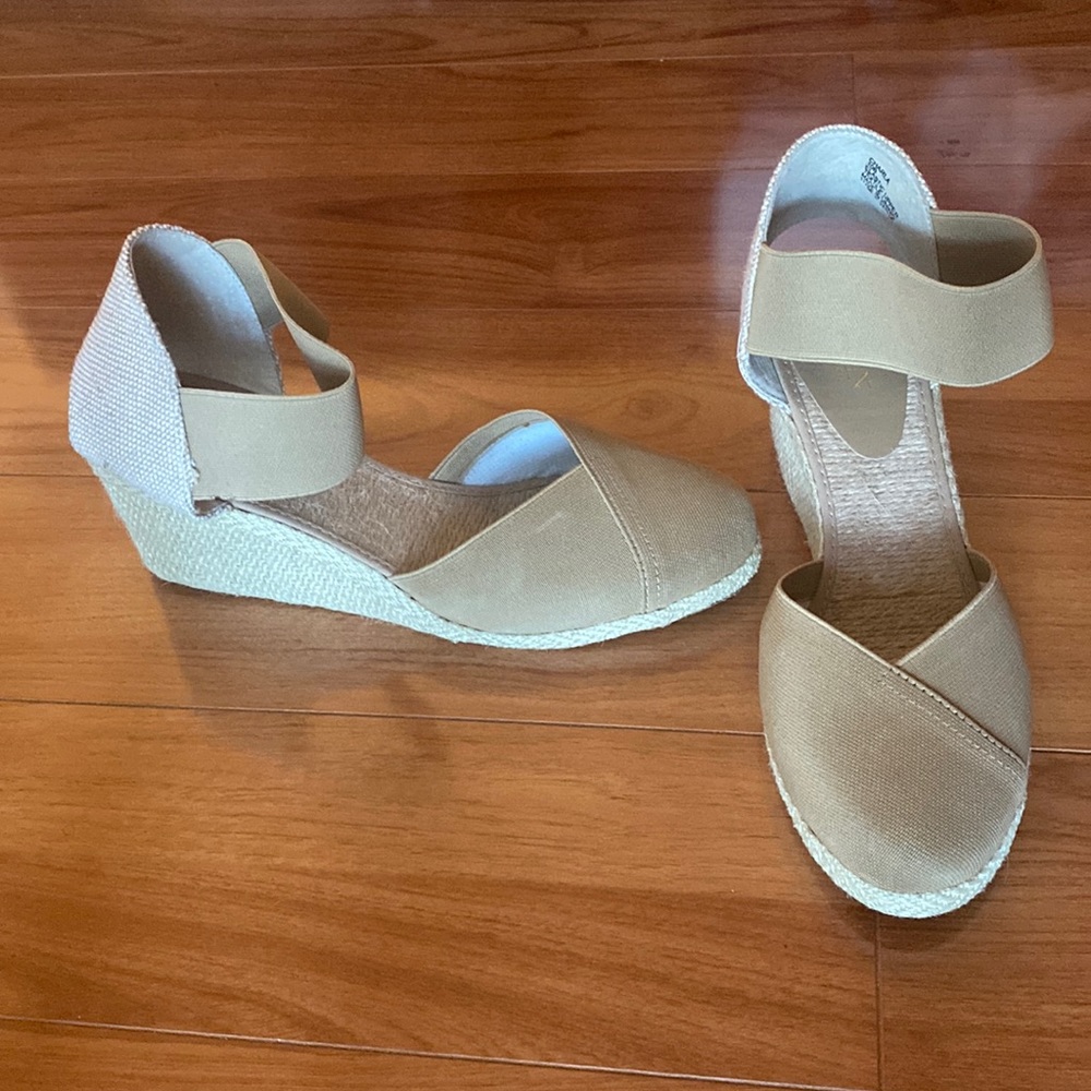 Ralph Lauren Nude Closed Toe Espadrilles, size 10